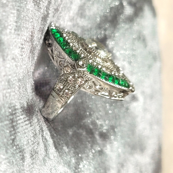 Vintage Oval Green Rhinestone Ring - Picture 4 of 6